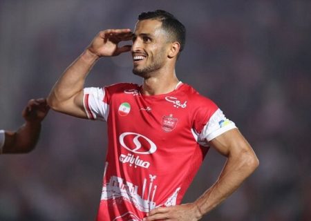مهاجم تیم فوتبال پرسپولیس گفت:کیفیت چمن ها اصلا مطلوب نیست