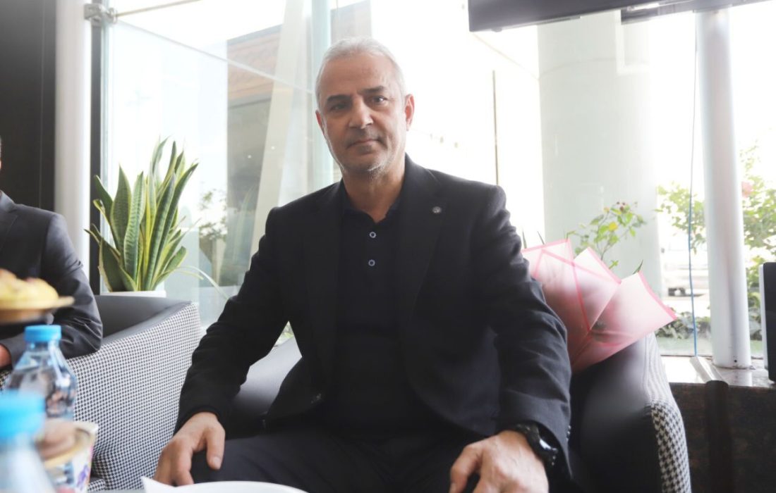 اسماعیل کارتال سرمربی جدید تیم فوتبال پرسپولیس، وارد تهران شد و مورد استقبال نمایندگان باشگاه قرار گرفت.