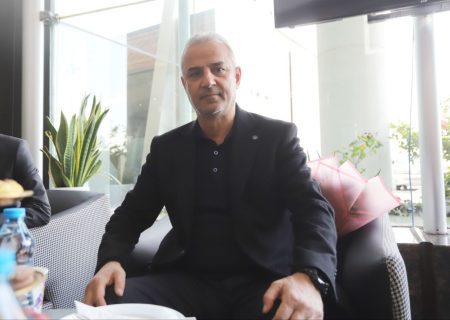 اسماعیل کارتال سرمربی جدید تیم فوتبال پرسپولیس، وارد تهران شد و مورد استقبال نمایندگان باشگاه قرار گرفت.