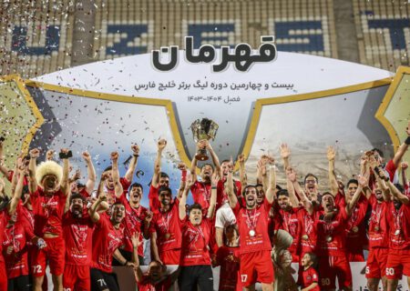 جام قهرمانی روی دستان بازیکنان تراکتوردر خوزستان