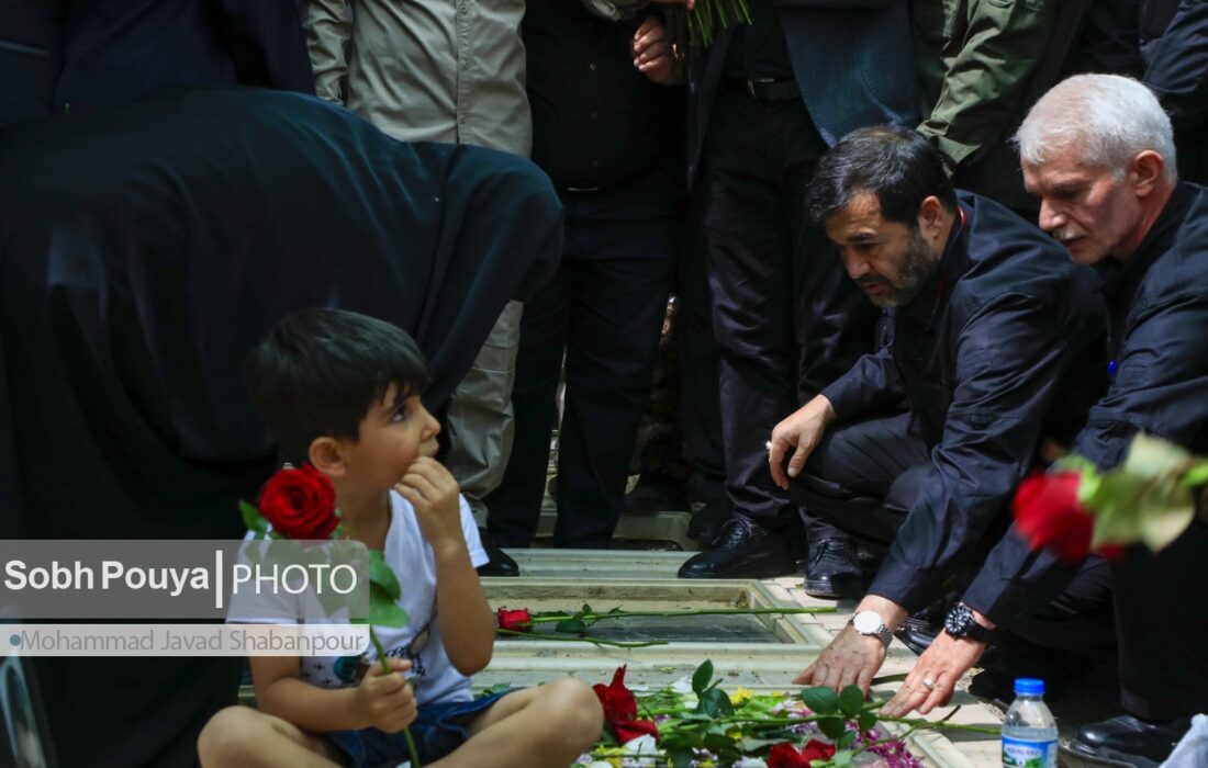 حضور وزیر ورزش و جوانان و اعضای جامعه ورزش و جوانان بر سر مزار شهدای جنایت رژیم صهیونی