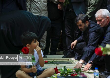 حضور وزیر ورزش و جوانان و اعضای جامعه ورزش و جوانان بر سر مزار شهدای جنایت رژیم صهیونی