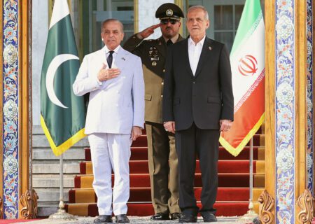 پزشکیان وارد اسلام‌آباد شد؛ استقبال رسمی نخست‌وزیر پاکستان