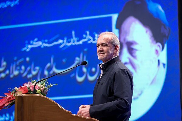 پزشکیان در جمع نخبگان: اهدای جایزه علامه طباطبایی به ۲۰ دانشمند برگزیده کشور