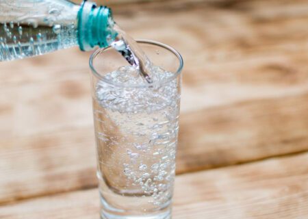 آب گازدار برای کاهش وزن: باور جدید علمی یا افسانه؟