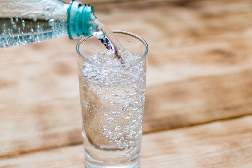 آب گازدار برای کاهش وزن: باور جدید علمی یا افسانه؟