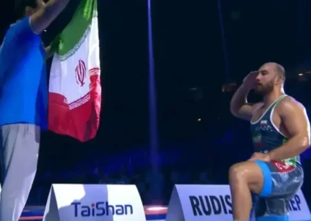 لحظه سلام طلایی به پرچم مقدس امیرحسین زارع و یک قاب تاریخی در ورزش ایران زارع کسب قهرمانی در مسابقات جهانی زاگرب را با زانو زدن برابر پرچم کشور و سلام نظامی جشن گرف