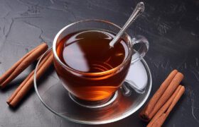 ۱۴ فایده علمی چای دارچین؛ از بهبود مغز تا کاهش قند خون