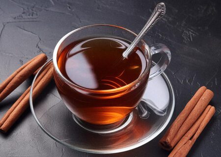 ۱۴ فایده علمی چای دارچین؛ از بهبود مغز تا کاهش قند خون
