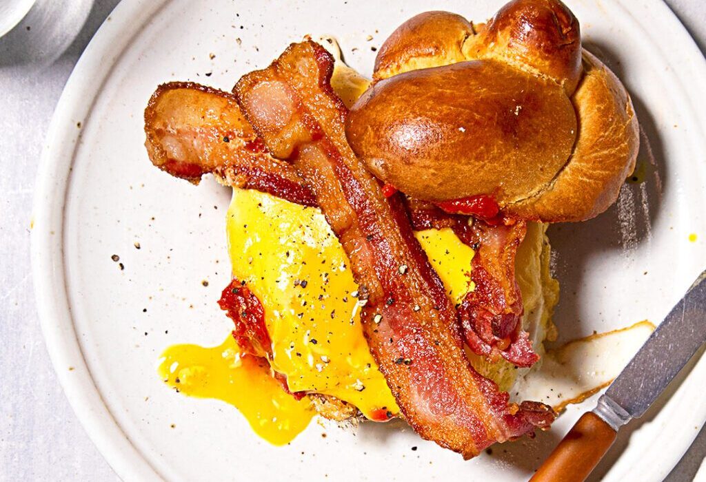 بیکن و پنیر؛ صبحانه‌ای که فشار خون و کلسترول را افزایش می‌دهد