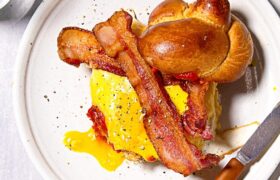 بیکن و پنیر؛ صبحانه‌ای که فشار خون و کلسترول را افزایش می‌دهد