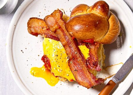 بیکن و پنیر؛ صبحانه‌ای که فشار خون و کلسترول را افزایش می‌دهد