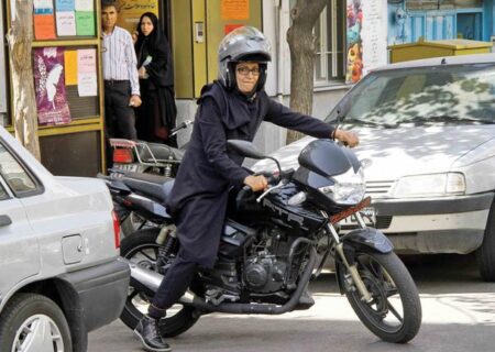 معاون امور زنان: موتورسواری زنان نیازی به قانون جدید ندارد
