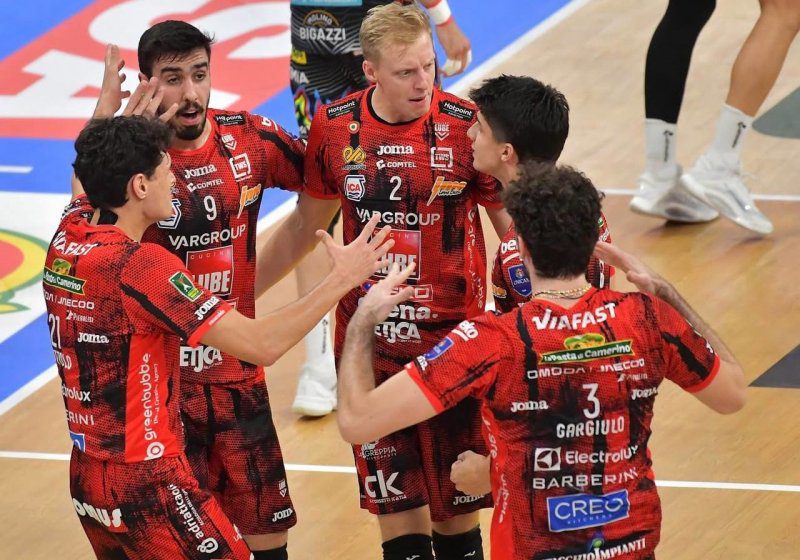 لقب ایرانی شگفت‌انگیز برای خانزاده؛ لوبه در دیداری دشوار، با سرویس و دفاع میلانو را شکست داد!