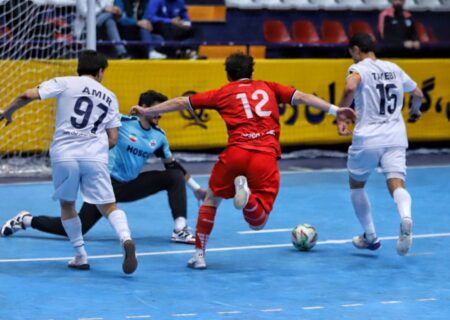 سقوط به رده دوم گیتی‌پسند در دربی اصفهان/ مس سونگون با تکیهبر صدر جدول به تعطیلات رفت