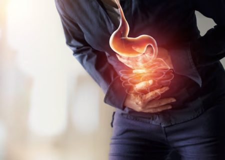 چرا افراد دارای زخم معده باید میوه را پخته بخورند؟