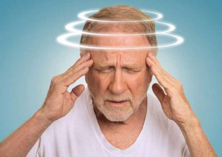 سرگیجه چه زمانی خطرناک است؟ علائم سکته مغزی و انواع سرگیجه