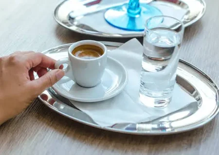 چرا باید قبل از قهوه صبح آب بنوشیم؟ فواید شگفت‌انگیز آن