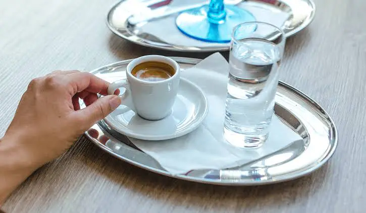 چرا باید قبل از قهوه صبح آب بنوشیم؟ فواید شگفت‌انگیز آن